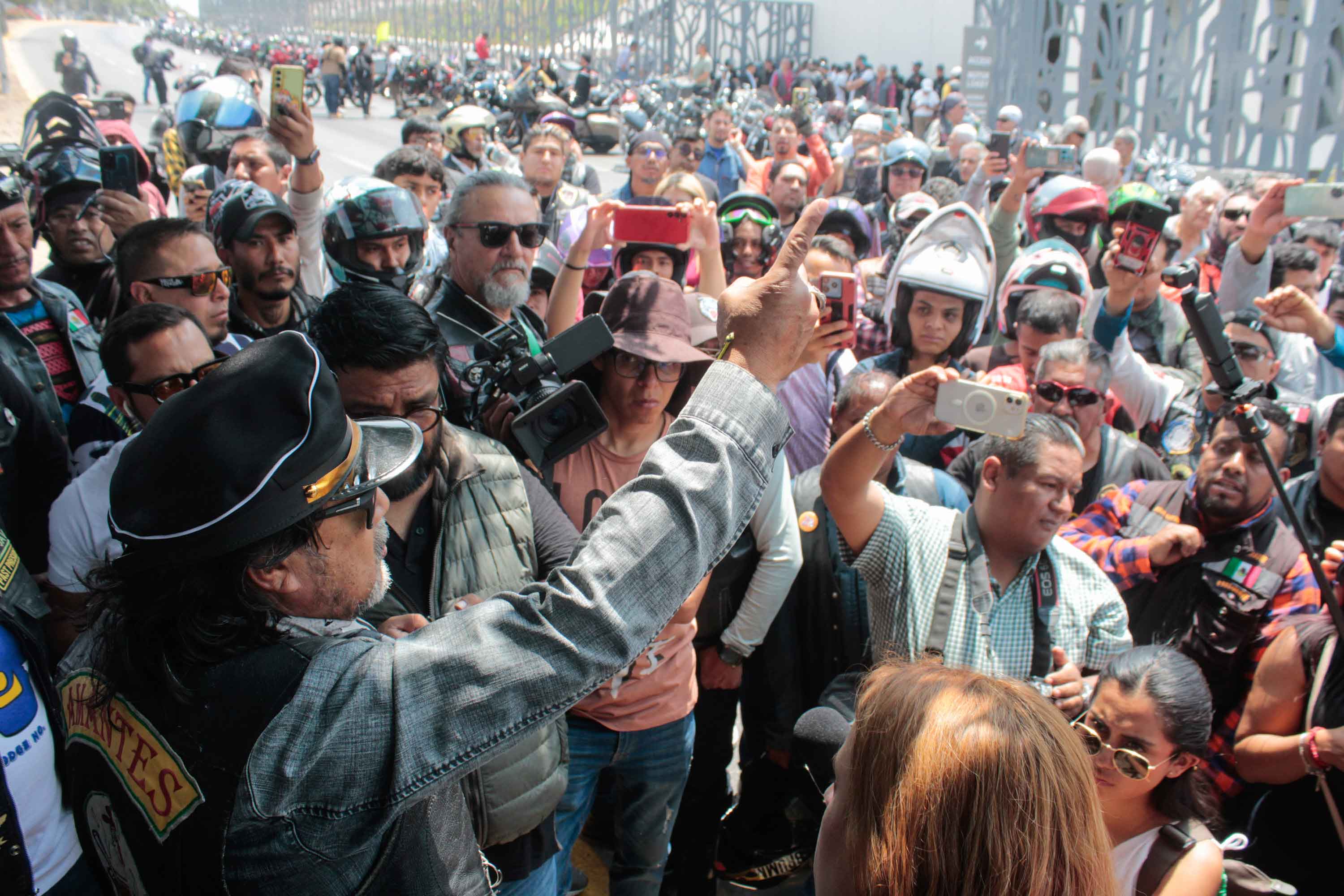 Puebla, Pue. El Congreso local fue blindando con rejas y elementos de seguridad para impedir que un grupo de bikers ingresaran a las instalaciones para manifestar su rechazo a la regulación de motocicletas, acusan que la iniciativa de ley que se pretende aprobar cae en lo irracional, discriminatoria y violatoria a los derechos humanos, por lo que será inconstitucional. Acusaron que la intención de colocar el número de la placa en el casco y chaleco está pensada como una medida recaudatoria y no de seguridad como los diputados locales quieren hacer creer a los ciudadanos. Dentro de las primeras reuniones, manifestaron que todos los motociclistas propusieron hacer un padrón de motociclistas y regular los vehículos, no las personas, pero los congresistas argumentaron que “no prestarían atención a sus propuestas, porque sólo representan un pequeños sector de la población, sin importancia”. Indicaron que en las dos primeras reuniones que tuvieron con diputados, explicaron que para que una ley sea constitucional tiene que aplicar una encuesta de proporcionalidad e igualdad, y no sólo imponer la colocación de una placa en un casco y chaleco. Motociclistas se rebelan contra nueva Ley de Movilidad en Puebla Motociclistas se rebelan contra nueva Ley de Movilidad en Puebla Ley de movilidad podría ser inconstitucional Explicaron que la restricción en cuanto al uso de un casco y chaleco que lleve el 30 por ciento de su material reflejante que están imponiendo es violatoria al derecho a la vestimenta, los legisladores solo quieren controlar a los usuarios de vehículos de dos ruedas. “Si nosotros permitimos que hagan esta situación, van a seguir, controlando otras cuestiones y violando nuestros derechos humanos, es absurdo que personas que no tienen derecho que no conocen de motociclismo pretendan legislar acerca de eso. El poner un pegote al casco reduce la calidad del accesorio, se usa como accesorio de seguridad para el cuidado de nuestras vidas, ellos solo quieren eso para recaudar impuestos”, dijer