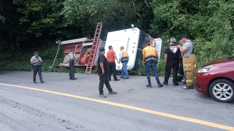 Volcó camión de bomberos cuando acudían a siniestro en Venustiano Carranza