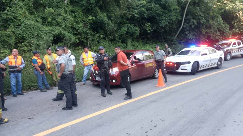 Volcó camión de bomberos cuando acudían a siniestro en Venustiano Carranza