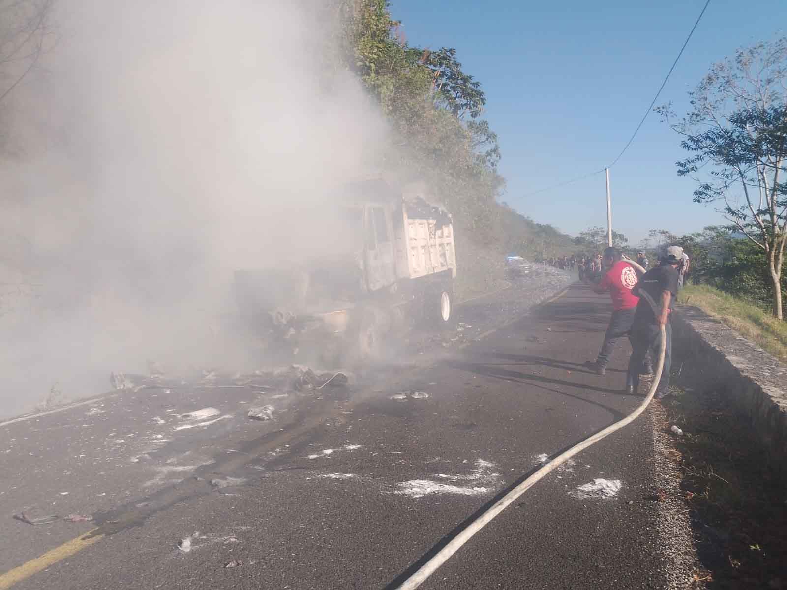 Camión de basura reducido a cenizas en la ruta interserrana de Xicotepec