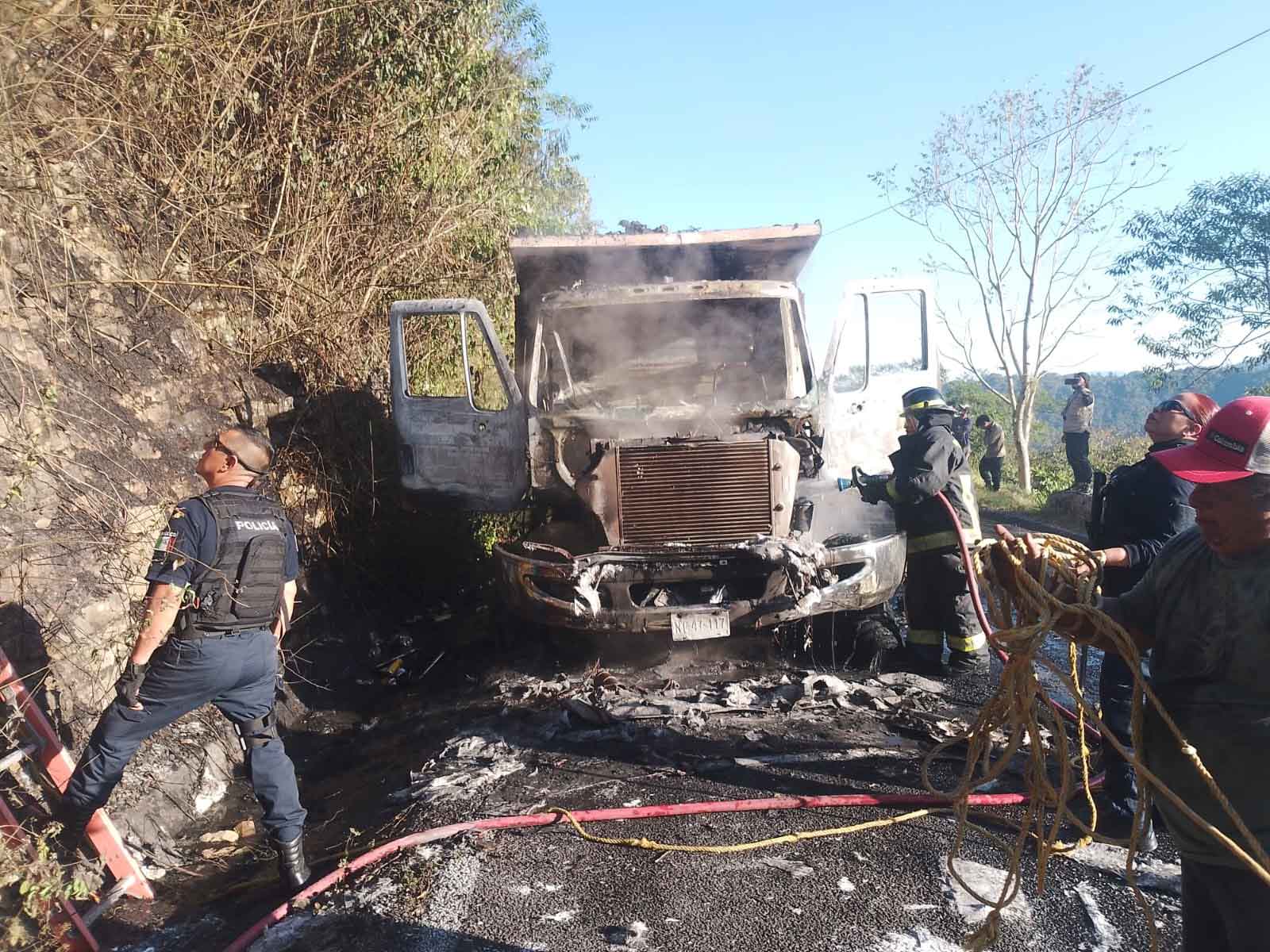 Camión de basura reducido a cenizas en la ruta interserrana de Xicotepec