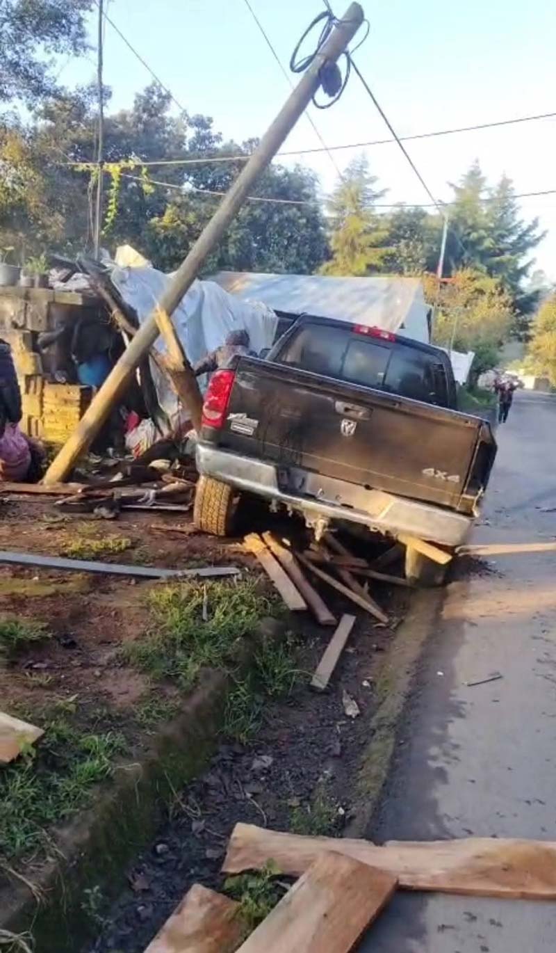 Camioneta se impacta contra casa y deja un muerto en Zacatlán2.jpg