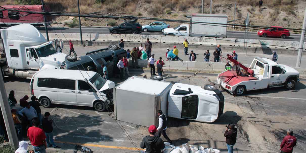 12 lesionados en el Periférico, 9 autos se estrellaron y no hay paso del Norte al Sur