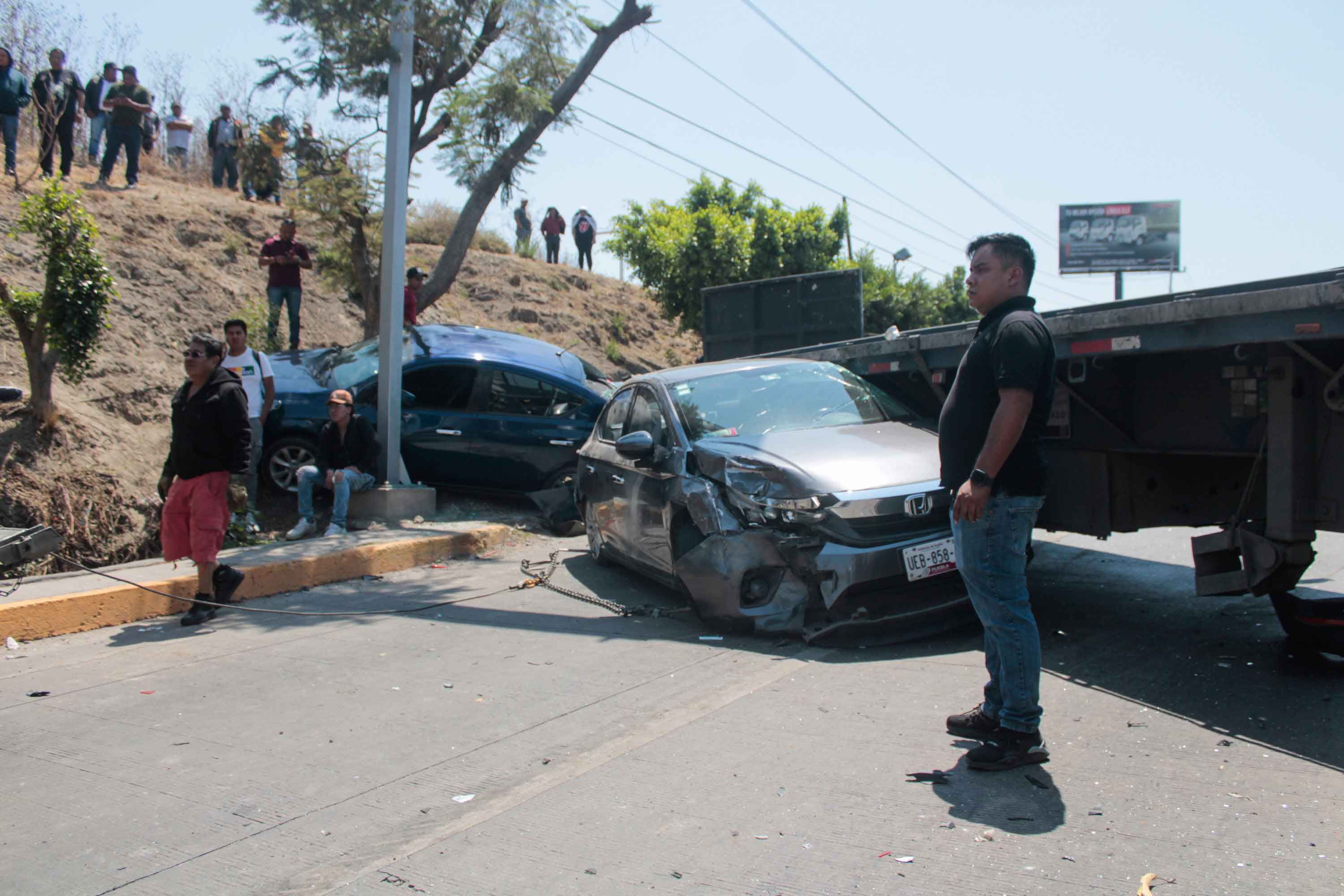 12 lesionados en el Periférico, 9 autos se estrellaron y no hay paso del Norte al Sur