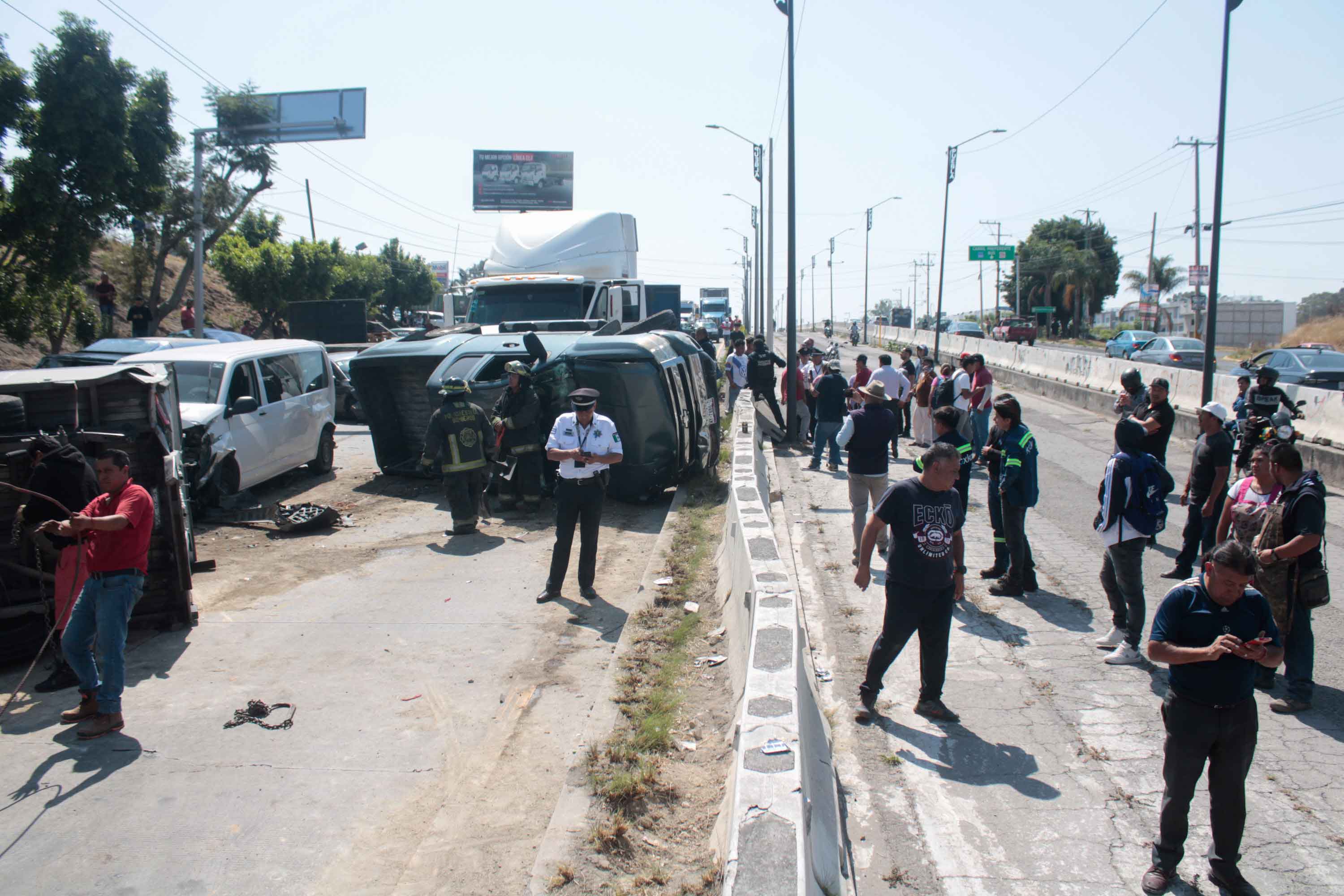 12 lesionados en el Periférico, 9 autos se estrellaron y no hay paso del Norte al Sur