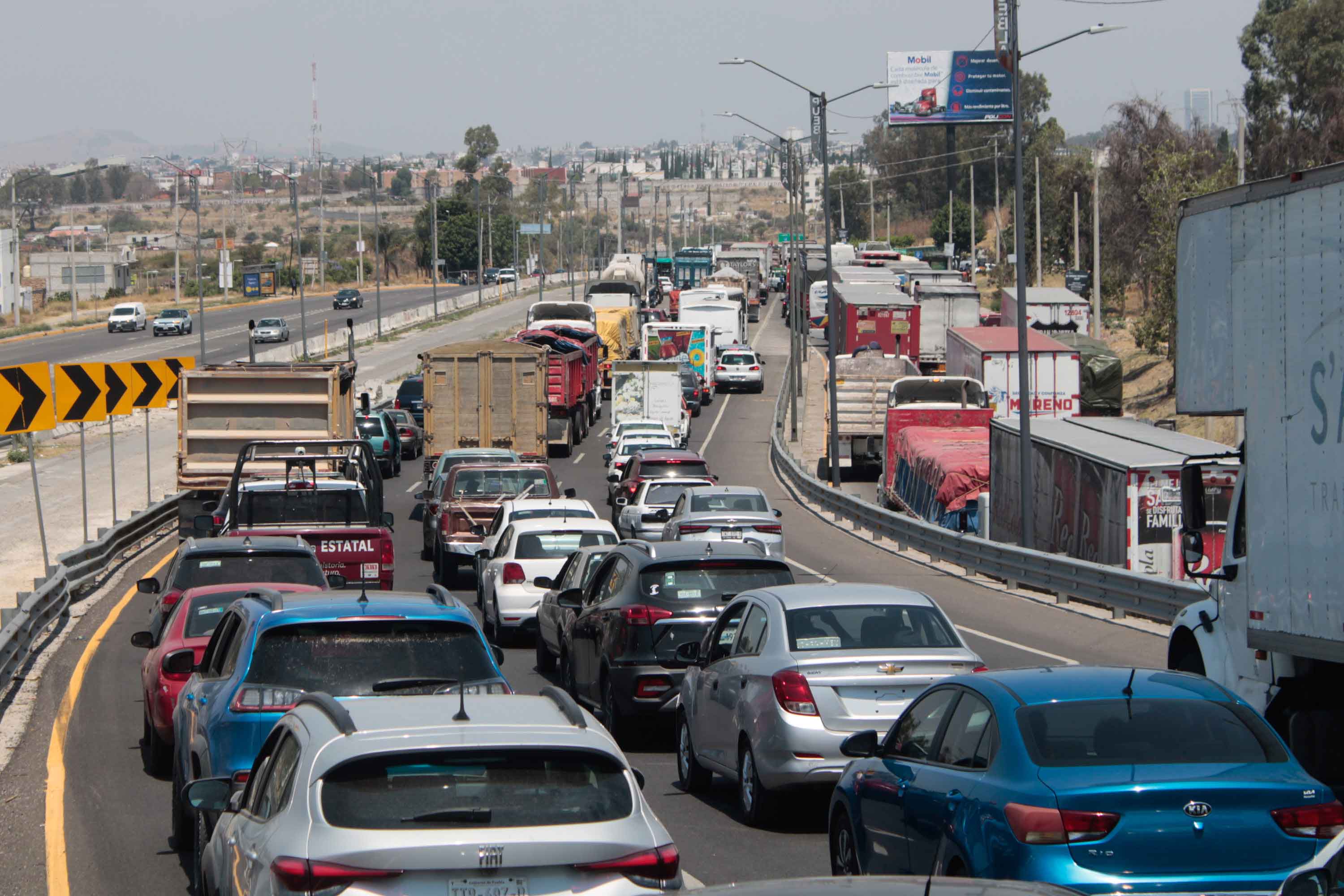 12 lesionados en el Periférico, 9 autos se estrellaron y no hay paso del Norte al Sur