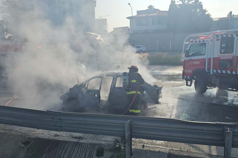 Carambola en Periférico deja un auto en llamas; no hay heridos