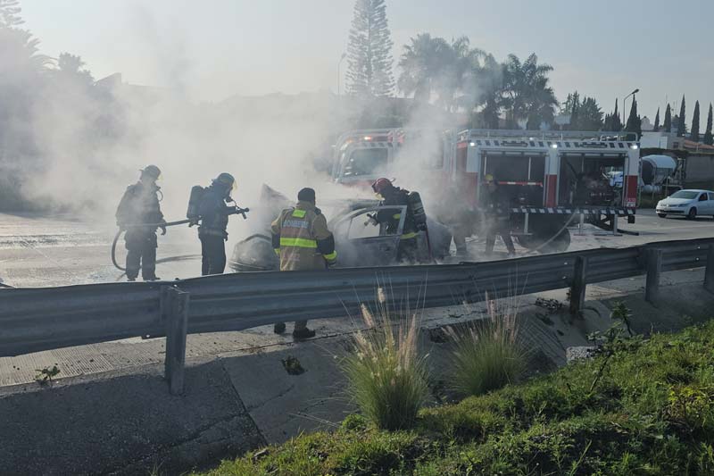 Carambola en Periférico deja un auto en llamas; no hay heridos