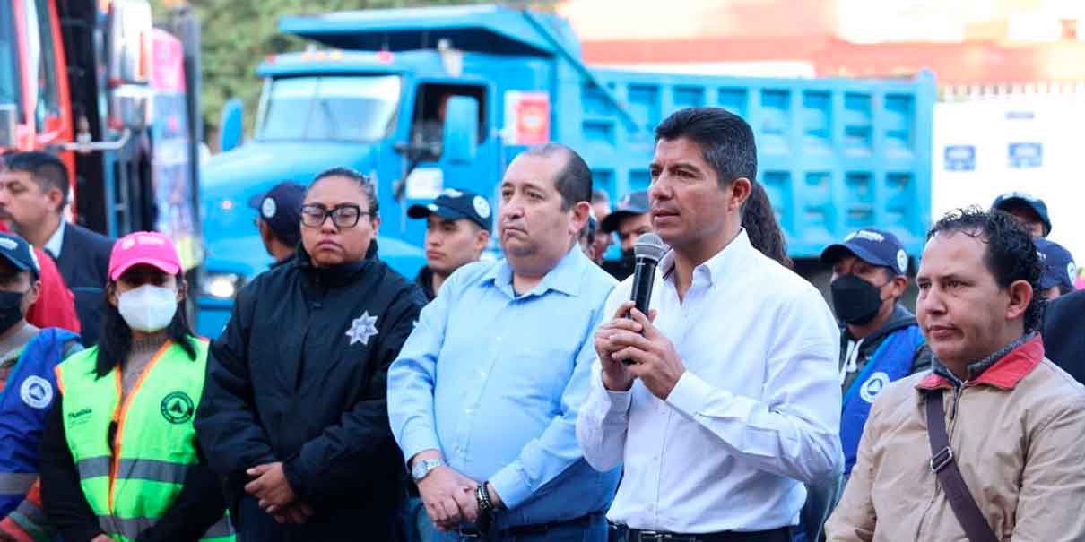 Puebla, Pue. Desde la colonia Humboldt Norte, el presidente Eduardo Rivera Pérez realizó el arranque de obra de la 14 y 16 Oriente, que representa una inversión de 64.8 millones de pesos. El presidente comentó que este trabajo, ayudará a mejorar el tránsito vehículos, al igual que el peatonal, pues desde hace años, no se había trabajado de rehabilitación. Te puede interesar: Miguel Barbosa entregó 200 patrullas a 111 presidentes municipales de Puebla "El trabajo de este gobierno, nadie lo para, y como lo prometimos, hoy estamos arrancando esta obra de rehabilitación de la 14 y la 16 oriente, que juntas abarcan más de 62 mil 500 metros cuadrados", dijo. Dijo que se incluyen la sustitución de banquetas, rampas y guarniciones, bolardos y árboles. "Con estas dos obras, vamos a beneficiar a miles de personas, también los trabajos incluyen la sustitución de baquetas", declaró. *BC