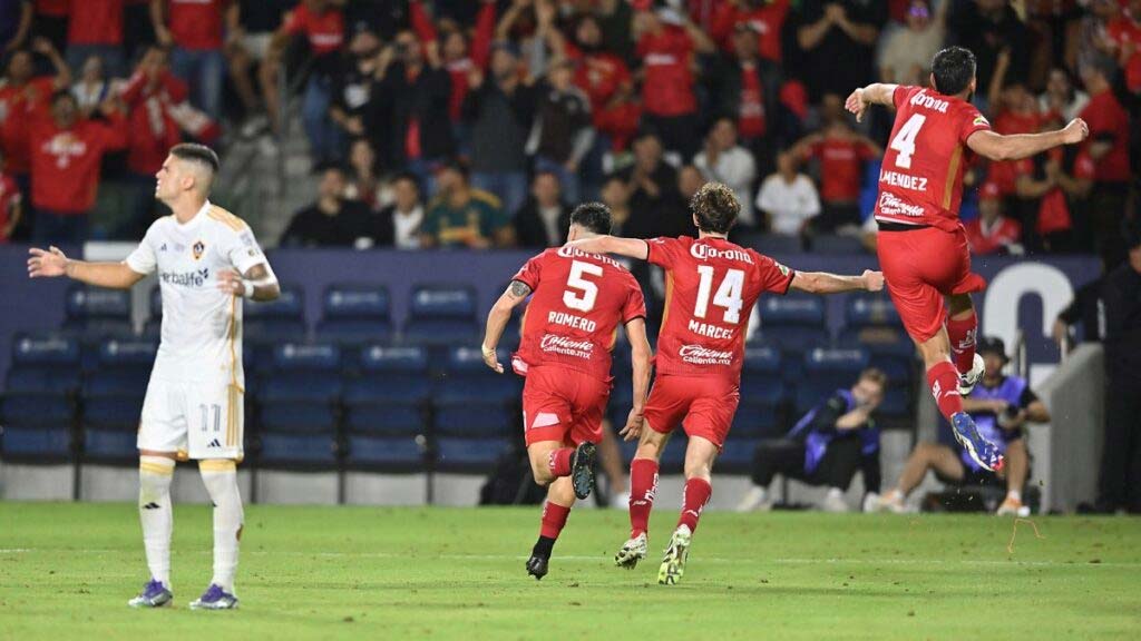 Con remontada, Toluca supera al Galaxy y levanta la Campeones Cup