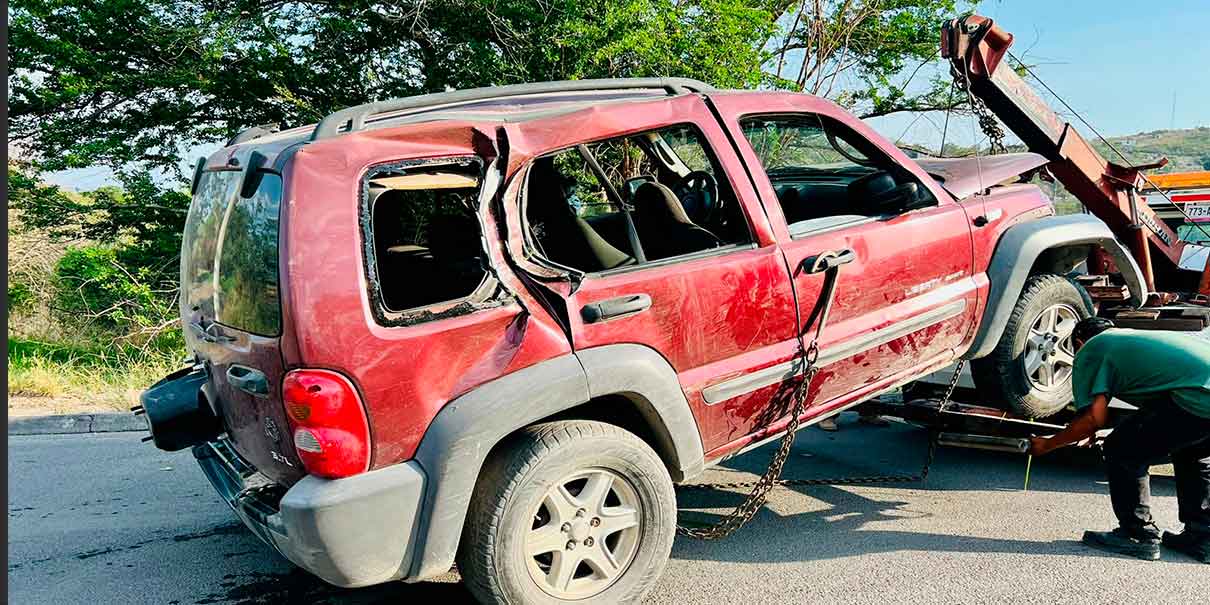 Conductor ebrio se va con su camioneta a una acequia en libramiento Icatep-UTIM