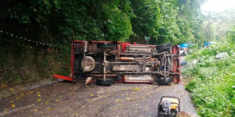 Conductor pierde el control y provoca volcadura en Zihuateutla; hay tres heridos