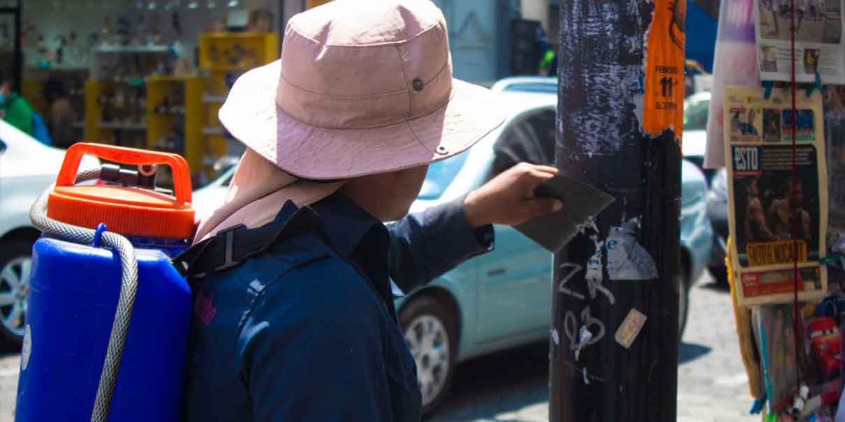 Dan mantenimiento a mobiliario urbano en el Centro Histórico de Puebla
