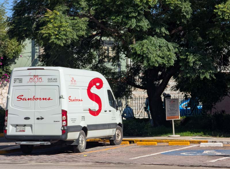 Delincuentes atacan Sanborns Huexotitla y huyen con joyas de alto valor