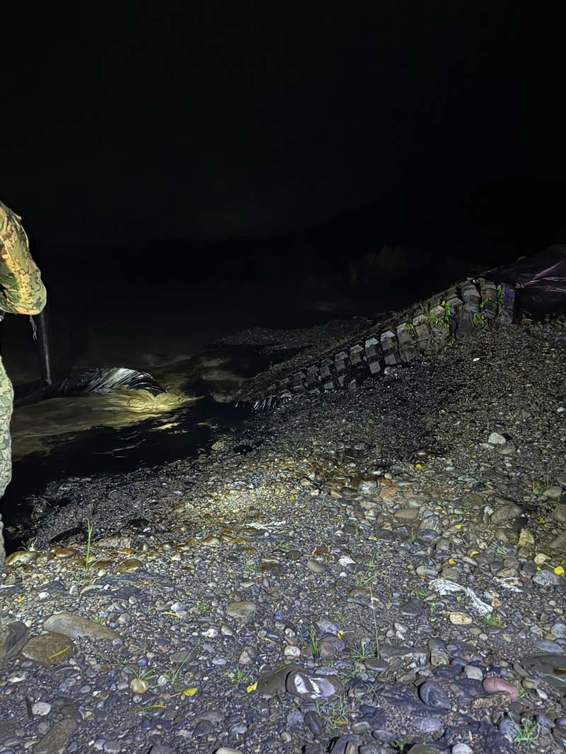 Derrame de gasolina e hidrocarburo contamina río San Marcos en Xicotepec