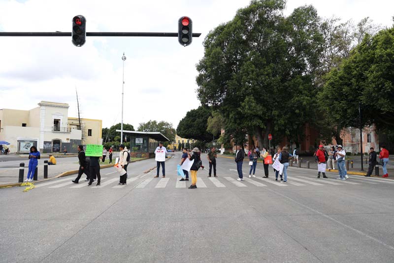 Personal de Salud cerró el bulevar 5 de Mayo para exigir basificaciones