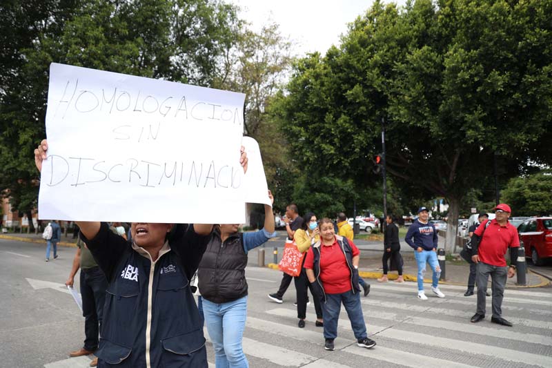 Personal de Salud cerró el bulevar 5 de Mayo para exigir basificaciones