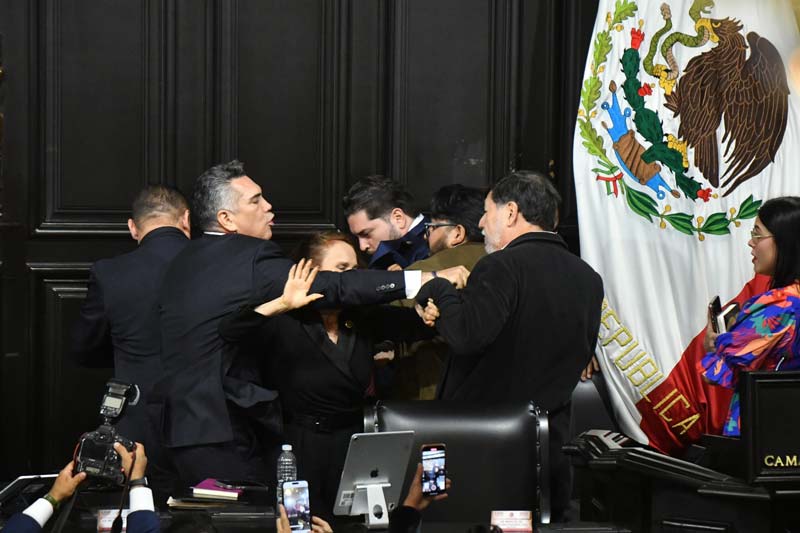 Emiliano González, héroe en accidente de camioneta; Noroña lo defiende en redes