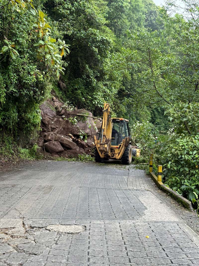 Emplean maquinaria para liberar el camino a Cuacuila, Huauchinango