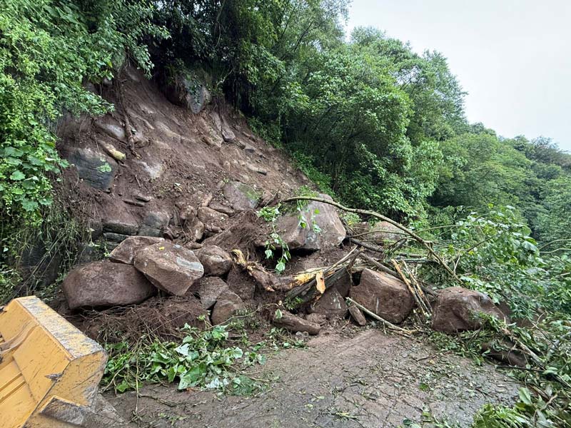 Emplean maquinaria para liberar el camino a Cuacuila, Huauchinango