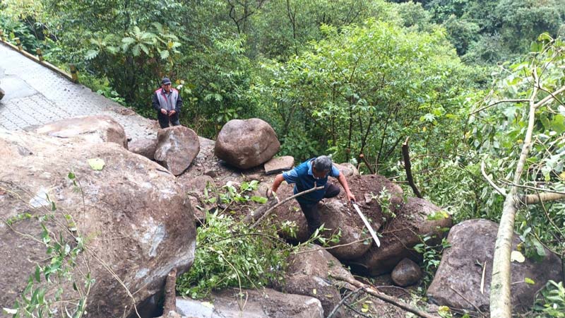 Emplean maquinaria para liberar el camino a Cuacuila, Huauchinango