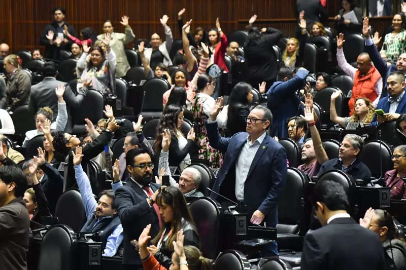 Entre gritos y reclamos, aprueban reforma aduanera para frenar huachicol fiscal