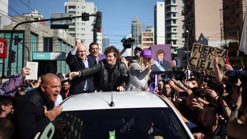 Lanzan piedras y huevos a Milei en plena campaña en Buenos Aires