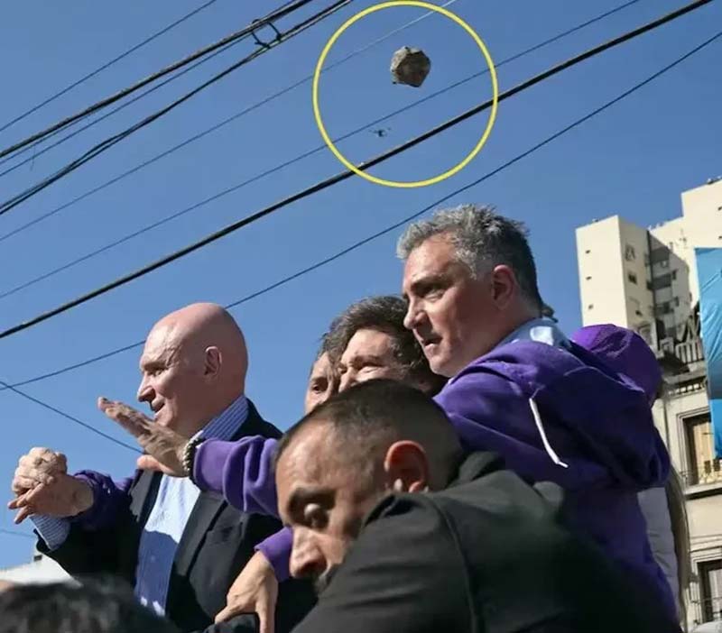Lanzan piedras y huevos a Milei en plena campaña en Buenos Aires