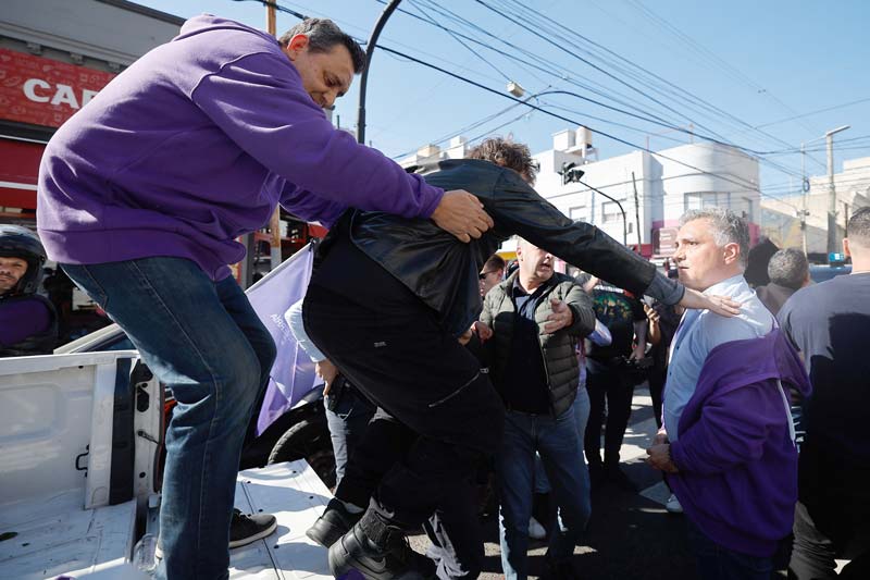Lanzan piedras y huevos a Milei en plena campaña en Buenos Aires