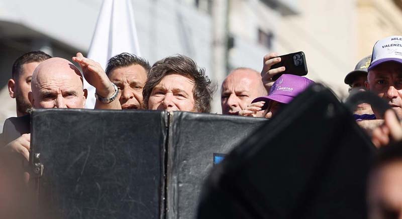 Lanzan piedras y huevos a Milei en plena campaña en Buenos Aires