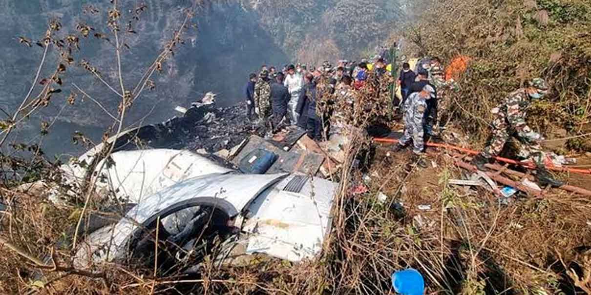 Estremecedor VIDEO del momento en el que un avión con 72 personas se precipita en Nepa