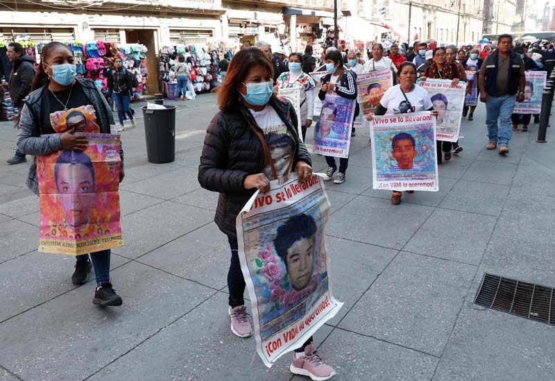 Familias de los 43 normalistas salen decepcionadas tras encuentro con Sheinbaum