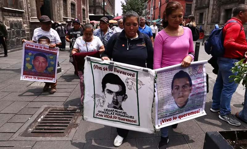 Familias de los 43 normalistas salen decepcionadas tras encuentro con Sheinbaum