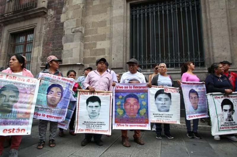 Familias de los 43 normalistas salen decepcionadas tras encuentro con Sheinbaum