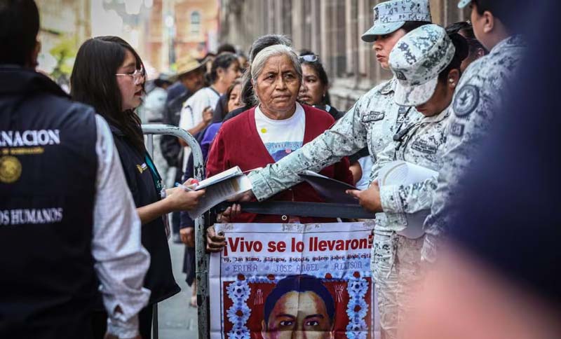 Familias de los 43 normalistas salen decepcionadas tras encuentro con Sheinbaum