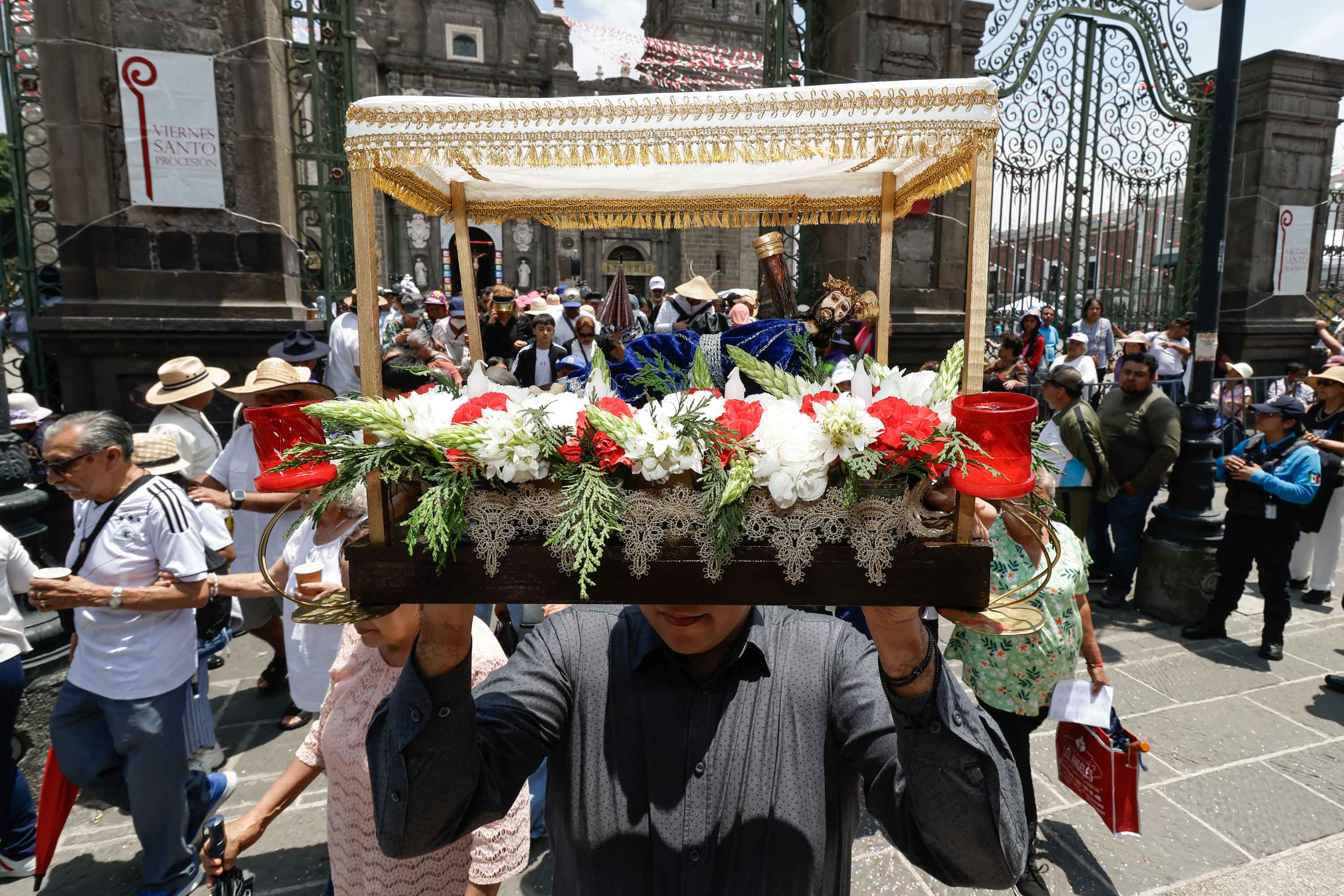 Fe y esperanza 180 mil personas durante la Procesión de Viernes Santo