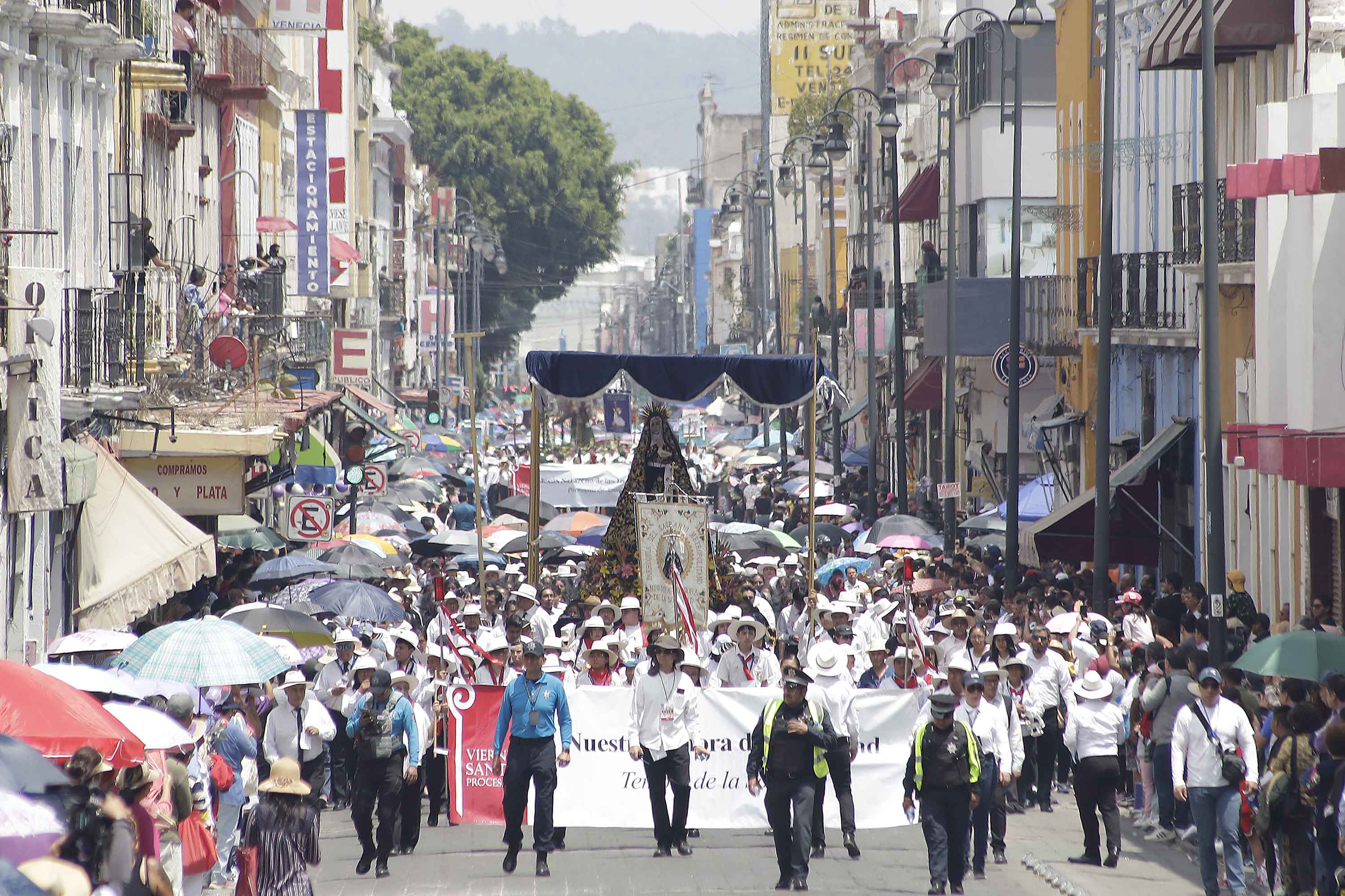 Fe y esperanza 180 mil personas durante la Procesión de Viernes Santo