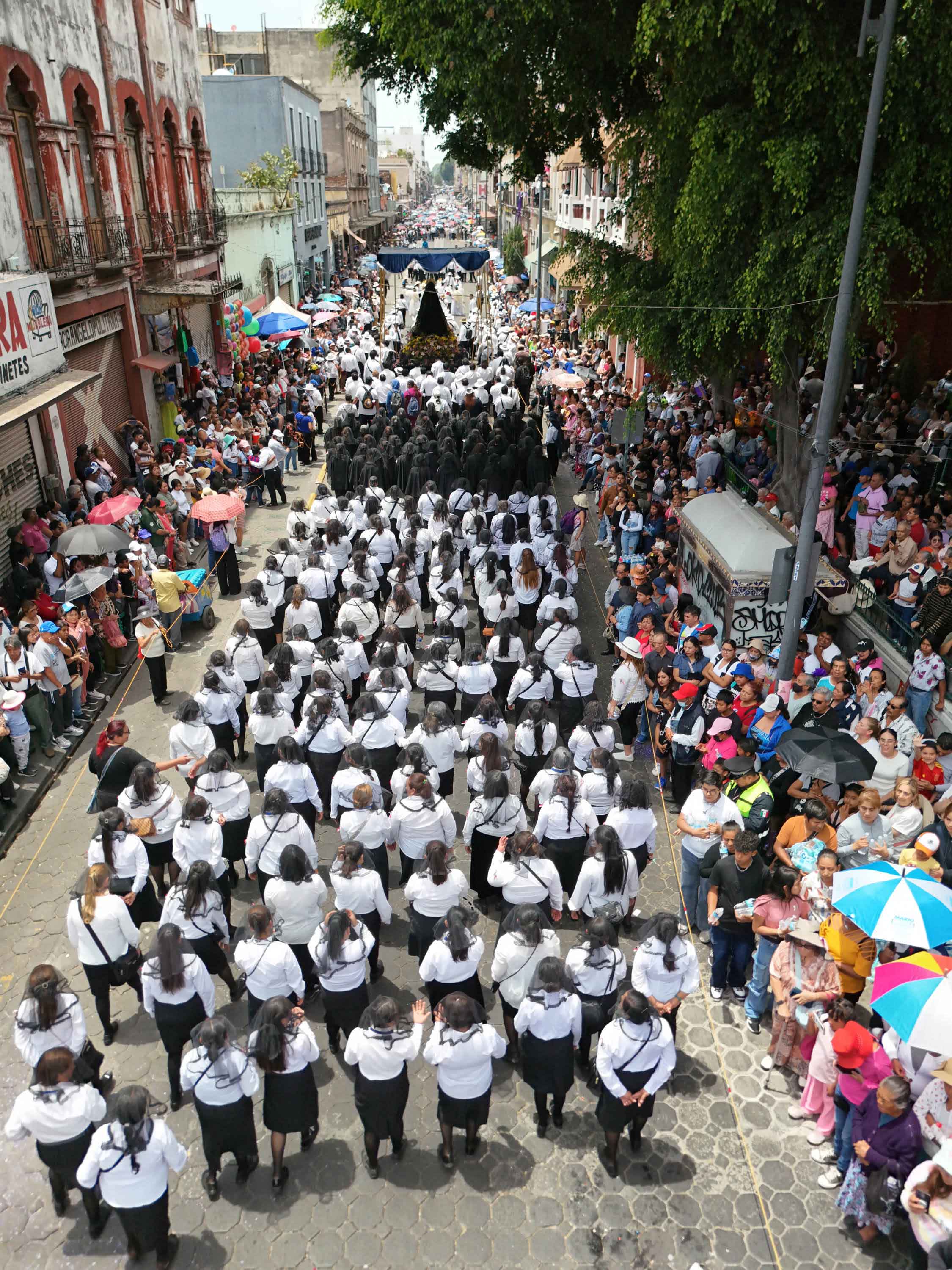 Fe y esperanza 180 mil personas durante la Procesión de Viernes Santo