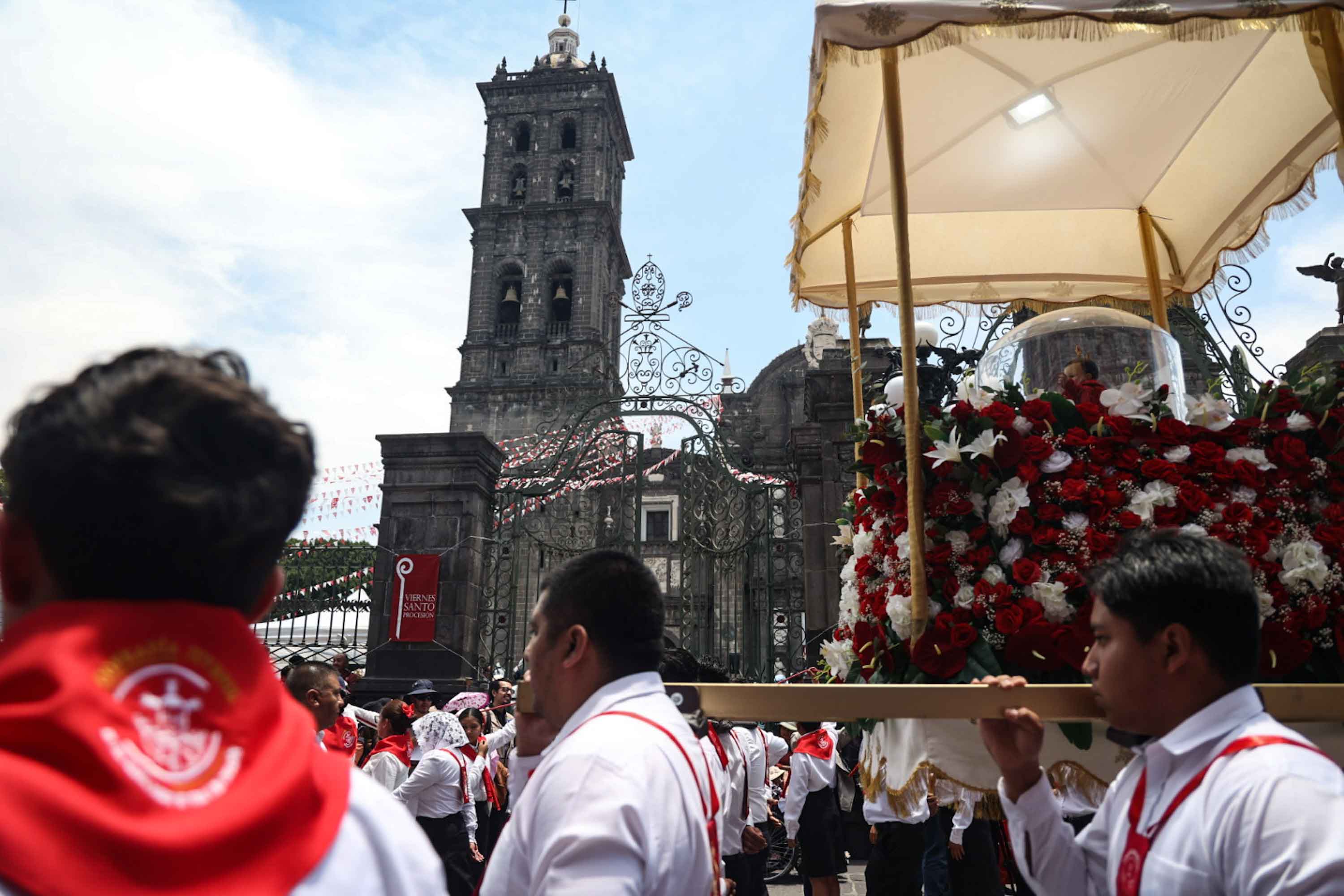 Fe y esperanza 180 mil personas durante la Procesión de Viernes Santo