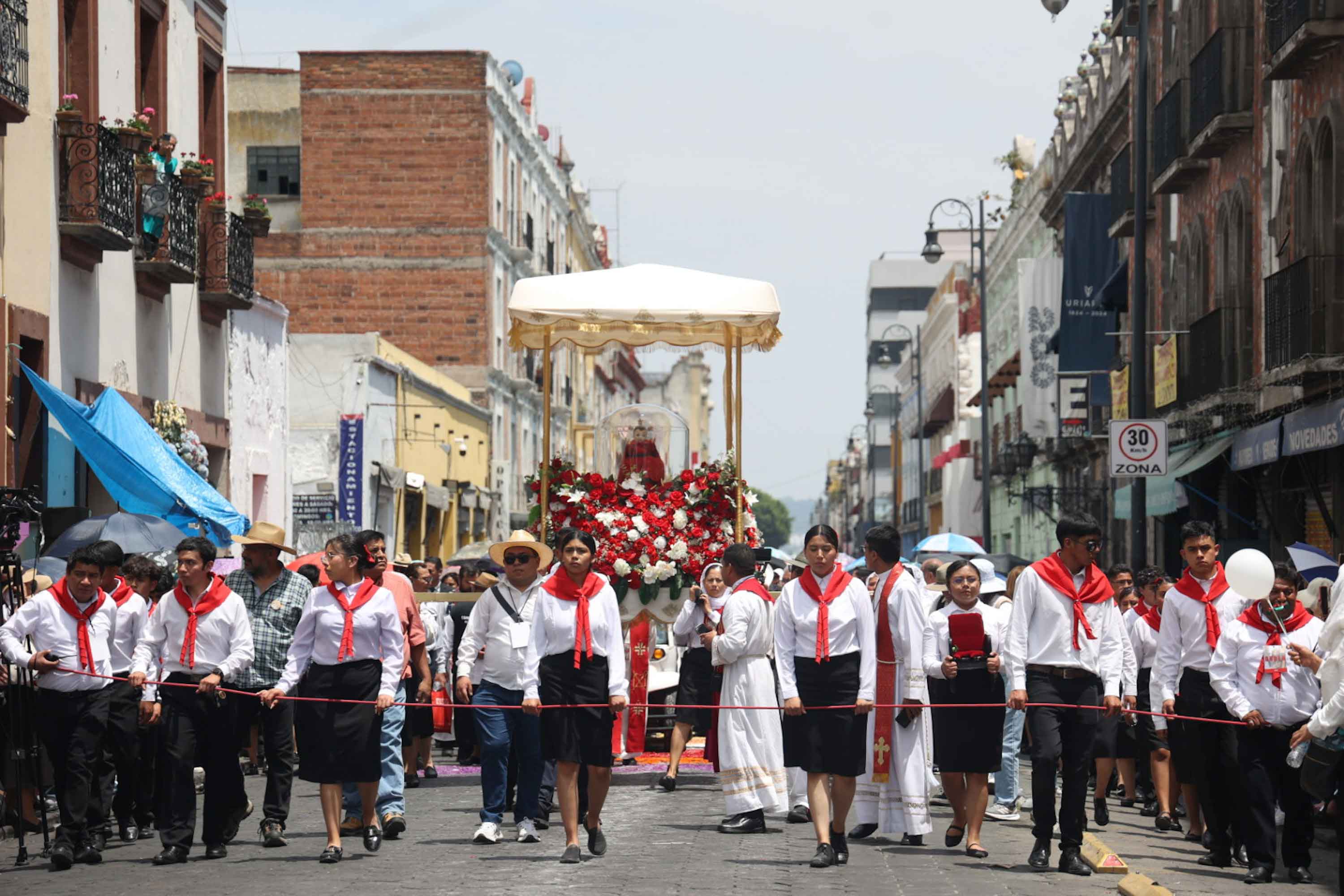 Fe y esperanza 180 mil personas durante la Procesión de Viernes Santo