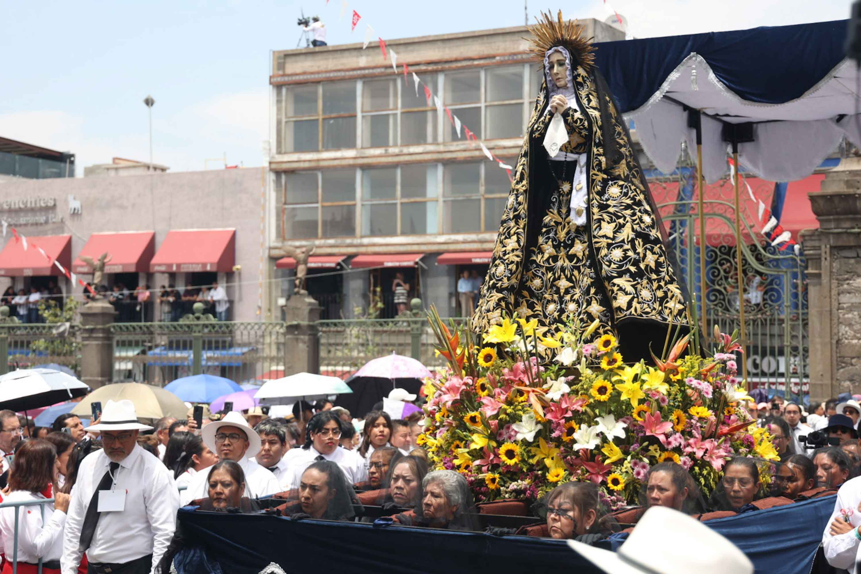 Fe y esperanza 180 mil personas durante la Procesión de Viernes Santo