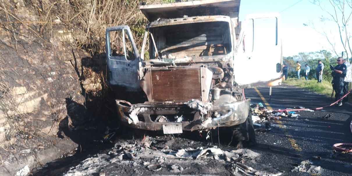 Camión de basura reducido a cenizas en la ruta interserrana de Xicotepec