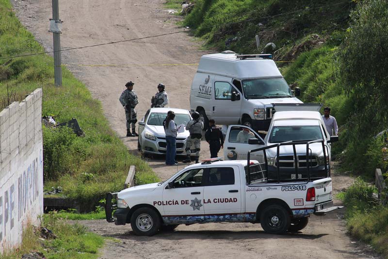 Puebla, Pue. Esta mañana fue hallado un cuerpo desmembrado dentro de bolsas negras en la zona de Camino del Bosque, ubicado entre las colonias Los Héroes y Santa Lucía, al sur de la ciudad. Fueron vecinos del lugar quienes dieron aviso a las autoridades del hallazgo. Al parecer, los restos humanos estaban dentro de bolsas de basura color negro a pie de camino, en un terreno baldío. Violencia sin freno: Tiran cuerpo desmembrado en bolsas en Camino del Bosque A la zona llegó personal de la Fiscalía General del Estado (FGE), Guardia Nacional, Policía Estatal y Policía Municipal, quienes acordonaron el camino. Las primeras diligencias fueron realizadas por agentes ministeriales y peritos de la Fiscalía de Puebla. Además, al lugar llegó personal del Semefo, quienes realizaron el levantamiento de los restos humanos. Violencia sin freno: Tiran cuerpo desmembrado en bolsas en Camino del Bosque Suma de hallazgos violentos Este hallazgo se sumó a los tres cuerpos encontrados la semana pasada: dos cuerpos emplayados el día viernes cerca del mercado 5 de Mayo, en el Centro Histórico, y uno más dentro de un tambo el pasado domingo, también cerca de este centro de abasto. Estos dos casos estarían relacionados con amenazas al líder comerciante Federico N., alias “El Fede”. Violencia sin freno: Tiran cuerpo desmembrado en bolsas en Camino del BosqueViolencia sin freno: Tiran cuerpo desmembrado en bolsas en Camino del Bosque *BC