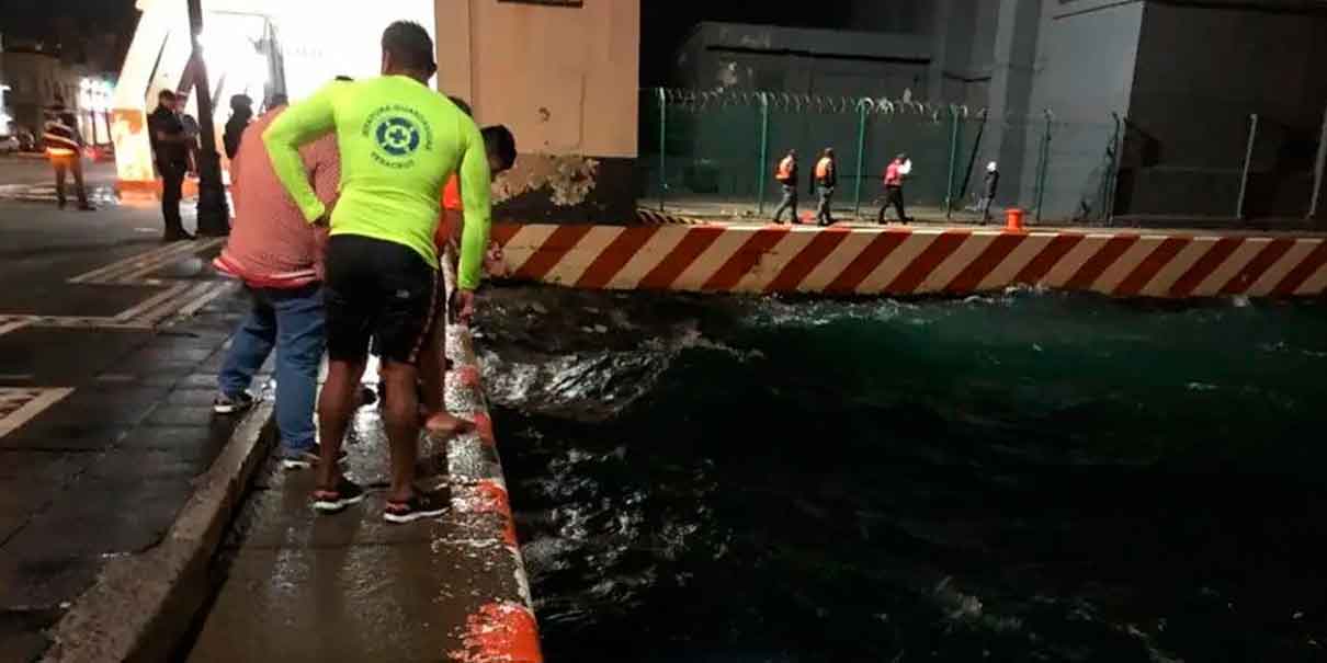 Se ahoga hombre en malecón de Veracruz, pudo haber caído accidentalmente