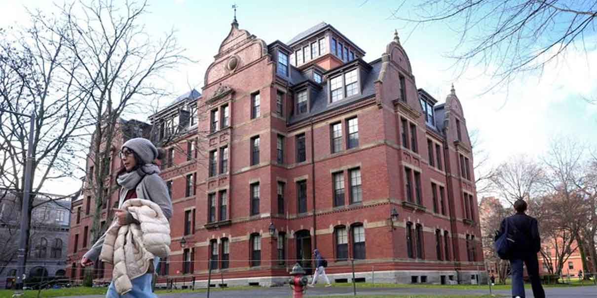 Jueza bloquea orden de Trump que prohibía ingreso a estudiantes internacionales