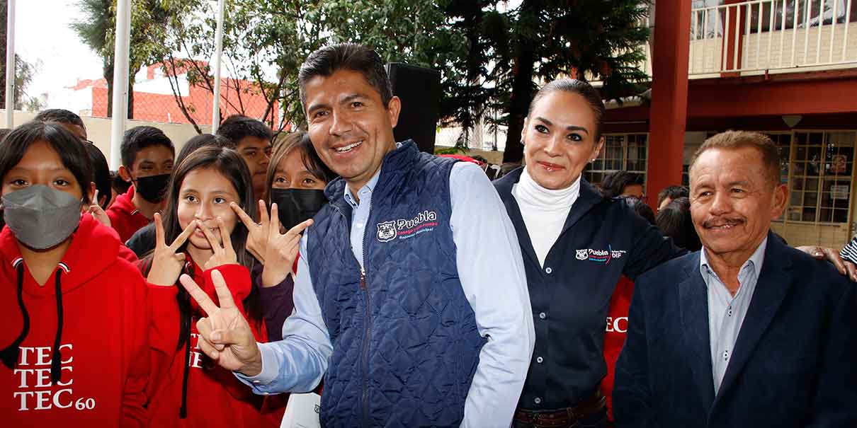 Hay días malos, pero siempre hay ayuda, hay quienes los pueden apoyar, dijo Eduardo Rivera a estudiantes