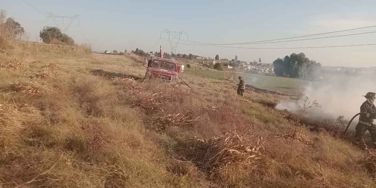 Incendio de pastizales alcanza terrenos de cultivo en el cerro de Totolqueme