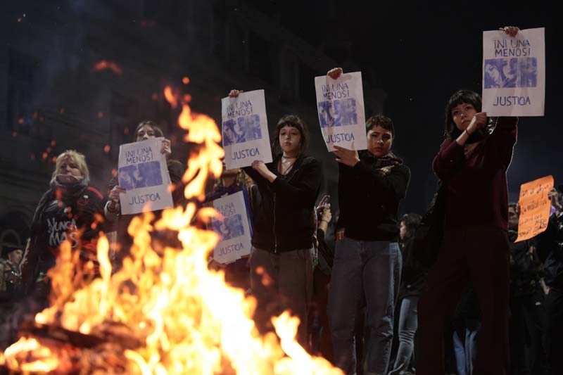 Asesinato de tres mujeres transmitido en vivo en redes conmociona Argentina