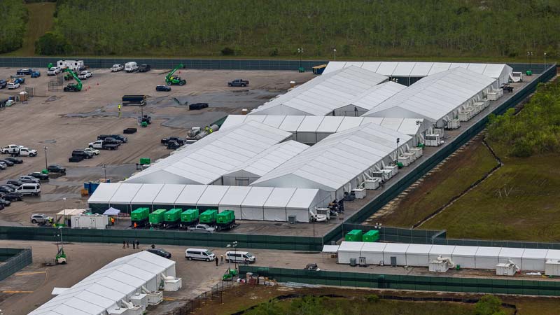 Juez frena operaciones de Alligator Alcatraz y restringe ingreso de migrantes