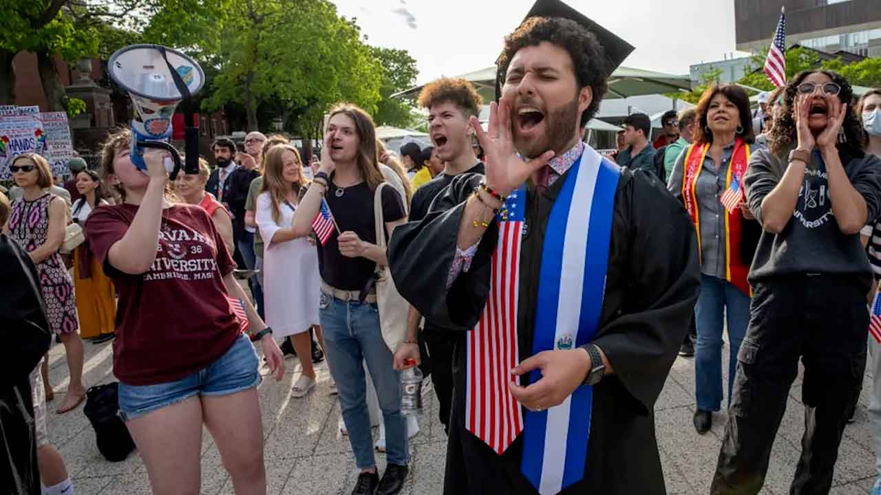 Jueza bloquea orden de Trump que prohibía ingreso a estudiantes internacionales